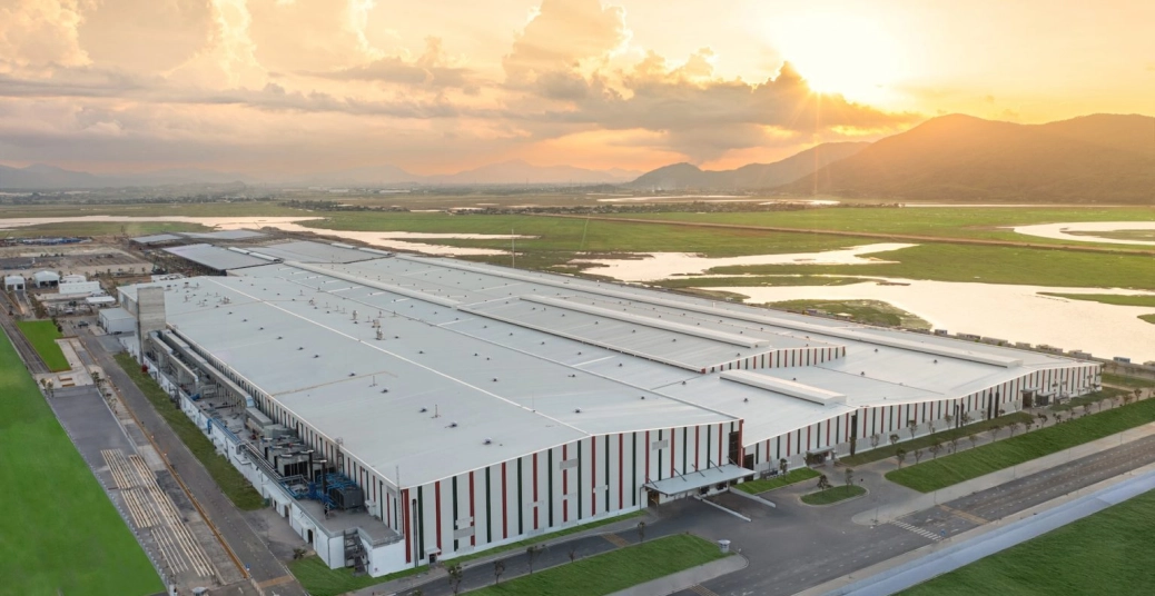 <p data-path-to-node="1"><b data-index-in-node="0" data-path-to-node="1">CHỦ ĐẦU TƯ:</b> Tập đoàn Vingroup</p>

<p data-path-to-node="2"><b data-index-in-node="0" data-path-to-node="2">NHÀ THẦU:</b> Delta Group (Tổng thầu xây dựng); EIH (Cung cấp lắp đặt hệ thống Busway); cùng các đối tác công nghệ quốc tế như ABB, DÜRR, FANUC, SIEMENS.</p>

<p data-path-to-node="3"><b data-index-in-node="0" data-path-to-node="3">TƯ VẤN / GIÁM SÁT:</b> Ban Quản lý Khu kinh tế tỉnh Hà Tĩnh phối hợp cùng các đơn vị tư vấn thiết kế chuyên ngành.</p>

<p data-path-to-node="4"><b data-index-in-node="0" data-path-to-node="4">QUY MÔ DỰ ÁN:</b> 360.000 m² (Diện tích nhà máy giai đoạn 1 trên tổng thể khu kinh tế quy mô hơn 2.000 ha).</p>

<p data-path-to-node="5"><b data-index-in-node="0" data-path-to-node="5">MÔ TẢ:</b> Dự án Nhà máy sản xuất ô tô điện VinFast Hà Tĩnh tọa lạc tại Khu kinh tế Vũng Áng, thị xã Kỳ Anh, là cơ sở sản xuất xe điện thứ hai của VinFast tại Việt Nam sau tổ hợp tại Hải Phòng. Với tổng mức đầu tư giai đoạn đầu hơn 7.300 tỷ đồng, nhà máy được trang bị dây chuyền tự động hóa đạt tỷ lệ cao, bao gồm các xưởng sản xuất chính như xưởng hàn thân vỏ, xưởng sơn và xưởng lắp ráp xe điện hiện đại. Công trình được thiết kế với công suất thiết kế giai đoạn 1 đạt 200.000 – 300.000 xe/năm, tập trung sản xuất các dòng xe điện đô thị chiến lược (như VF 3) và các mẫu xe điện thông minh mới. Đặc biệt, dự án nằm trong hệ sinh thái năng lượng sạch của Vingroup tại Hà Tĩnh, kết nối trực tiếp với Nhà máy sản xuất pin VinES và hệ thống cảng biển, tạo thành chuỗi cung ứng khép kín nhằm thúc đẩy ngành công nghiệp ô tô điện vươn tầm quốc tế và góp phần phát triển kinh tế xanh bền vững cho khu vực miền Trung.</p>